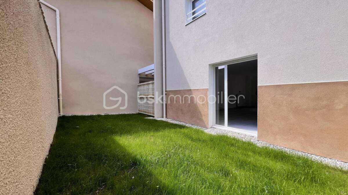 Appartement à NEYRON