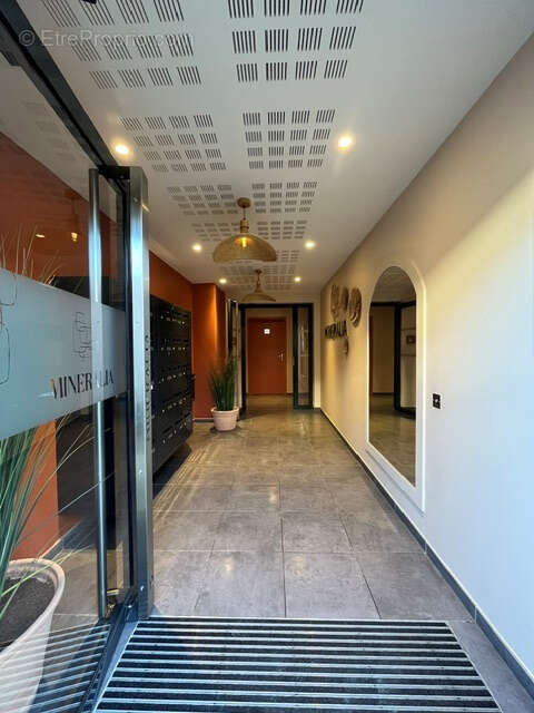 Local professionnel 130m2 centre ville jassans + 2 parkings en ss - photo 3