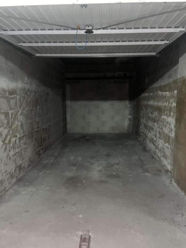 Parking à PARIS-18E