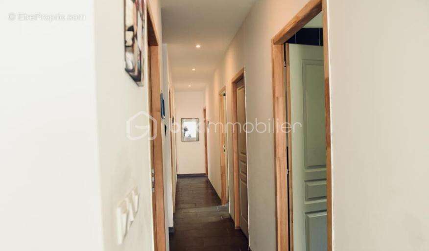 Grand ensemble immobilier de 367 m² avec terrain & Parking - photo 7