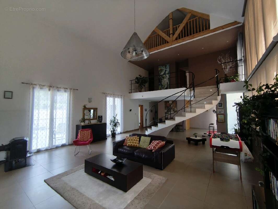 Maison à VALLANGOUJARD