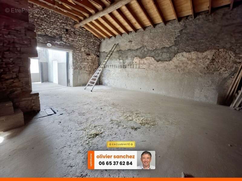 Maison à SAINT-GENES-CHAMPANELLE