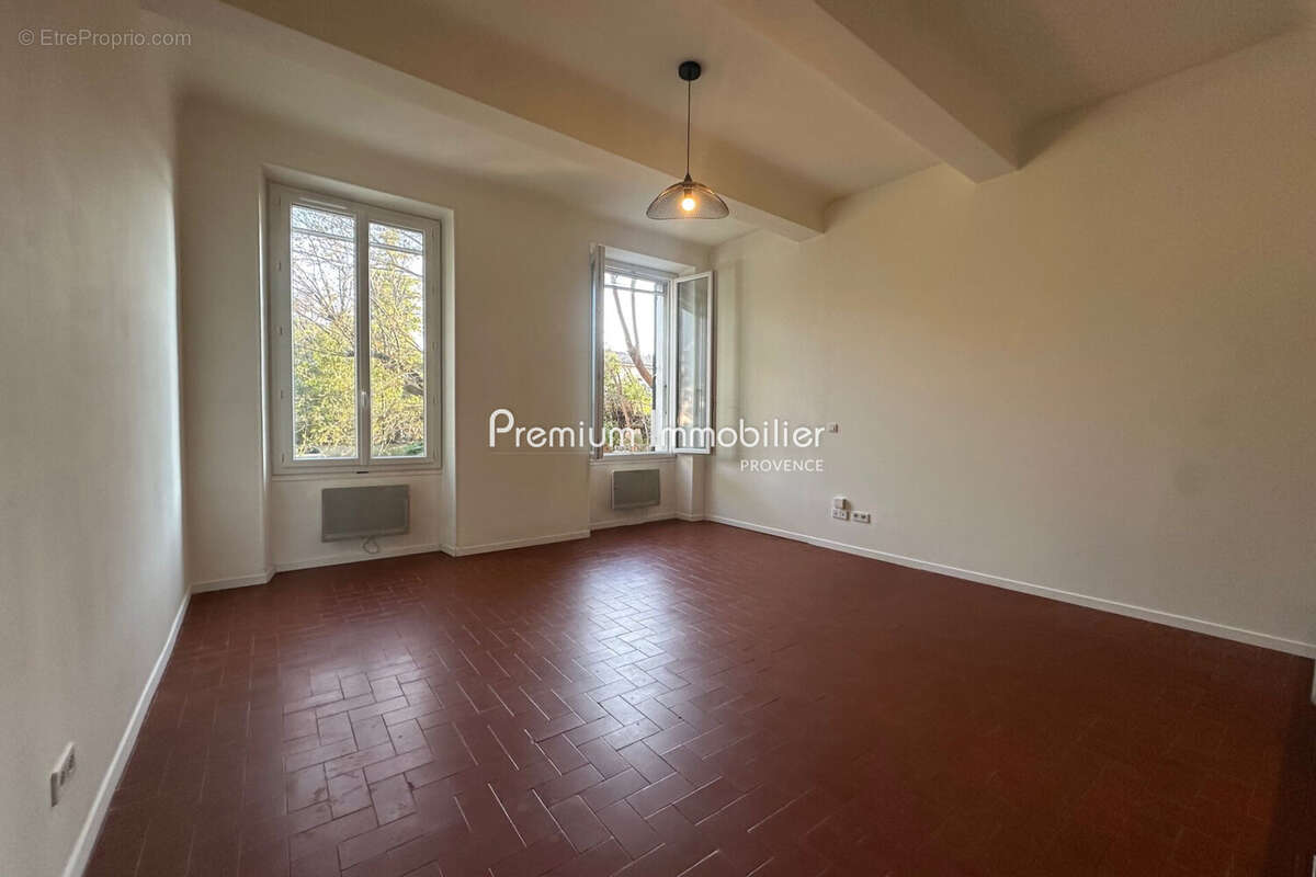 Appartement à LE PUY-SAINTE-REPARADE