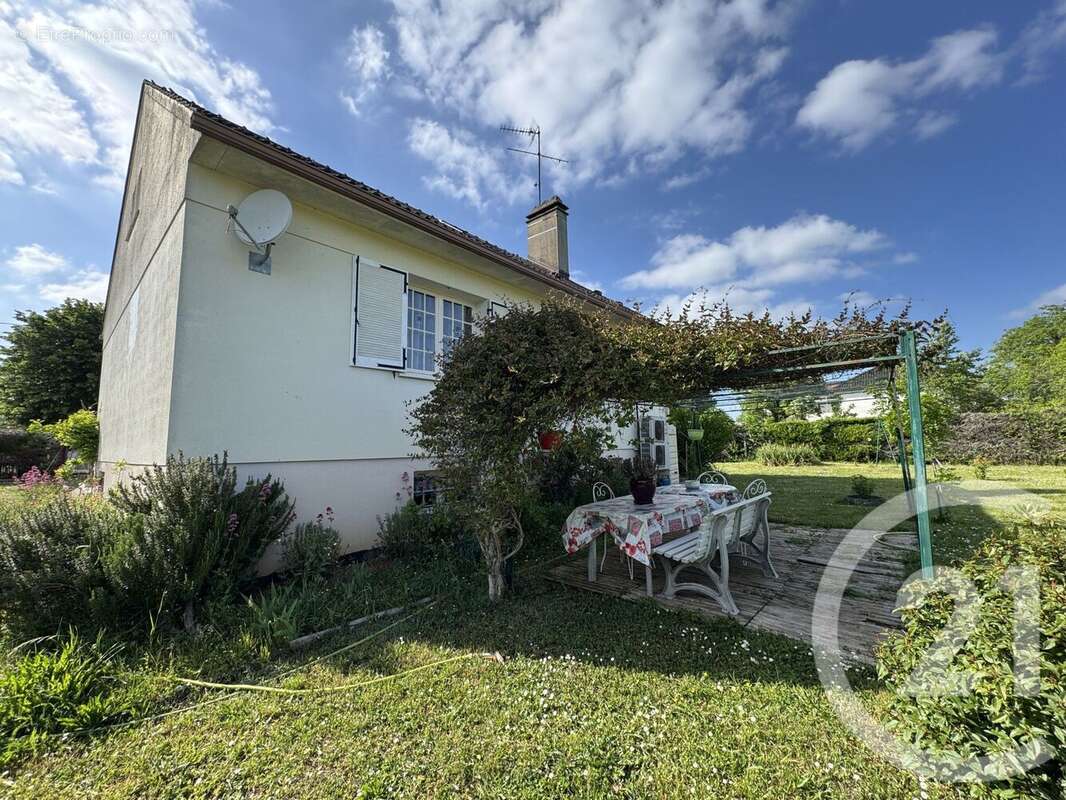 Maison à MAILLY-LE-CHATEAU