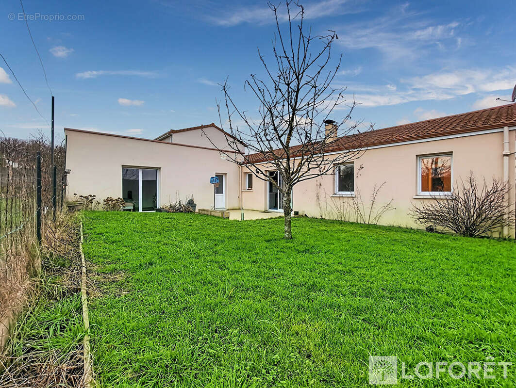 Maison à SAINT-GEORGES-DES-GARDES