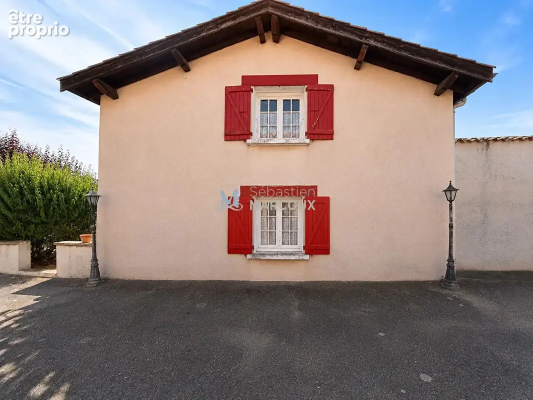 Exclusivité saint romain le puy  corps de ferme 6 pièce(s) 199 m2 - photo 2