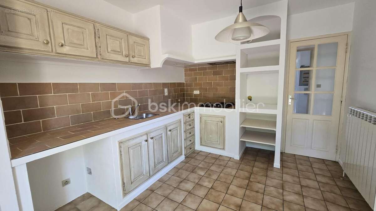 Lauris – Villa  de plain-pied avec dépendance indépendante et jardin - photo 3