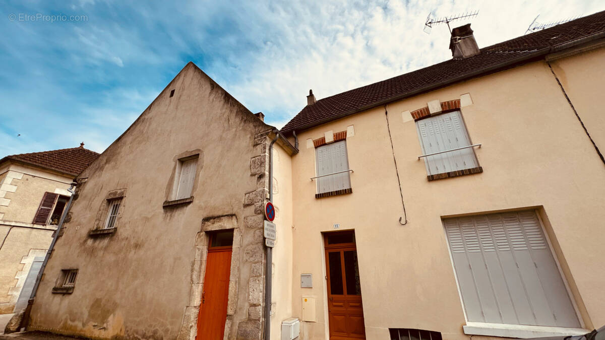 Maison à MAILLY-LE-CHATEAU