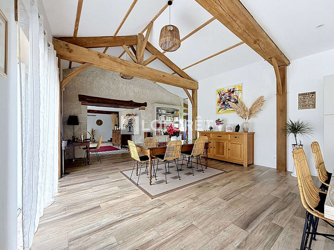 Maison à SAINT-MACAIRE-DU-BOIS