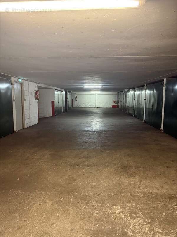 Parking à PARIS-17E