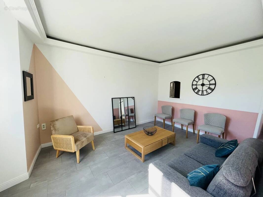 Appartement à CONTES