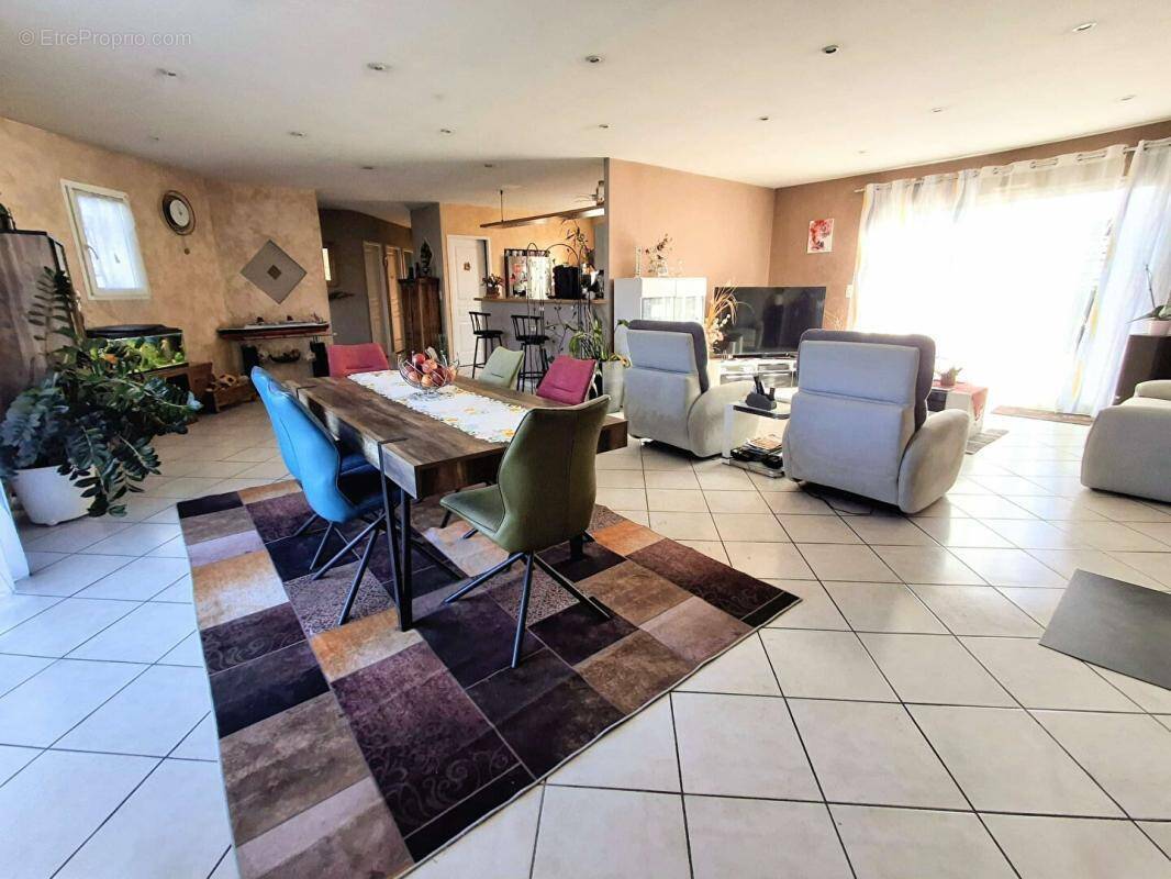 Maison à SAINT-CHRISTOLY-DE-BLAYE