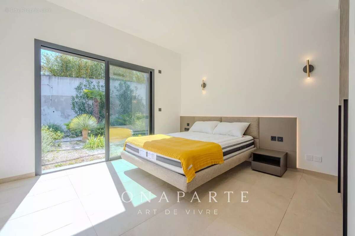 SAINT-TROPEZ - GASSIN [VILLE] – Exclusivité : Superbe villa-appartement en duplex avec vue mer exceptionnelle - photo 12