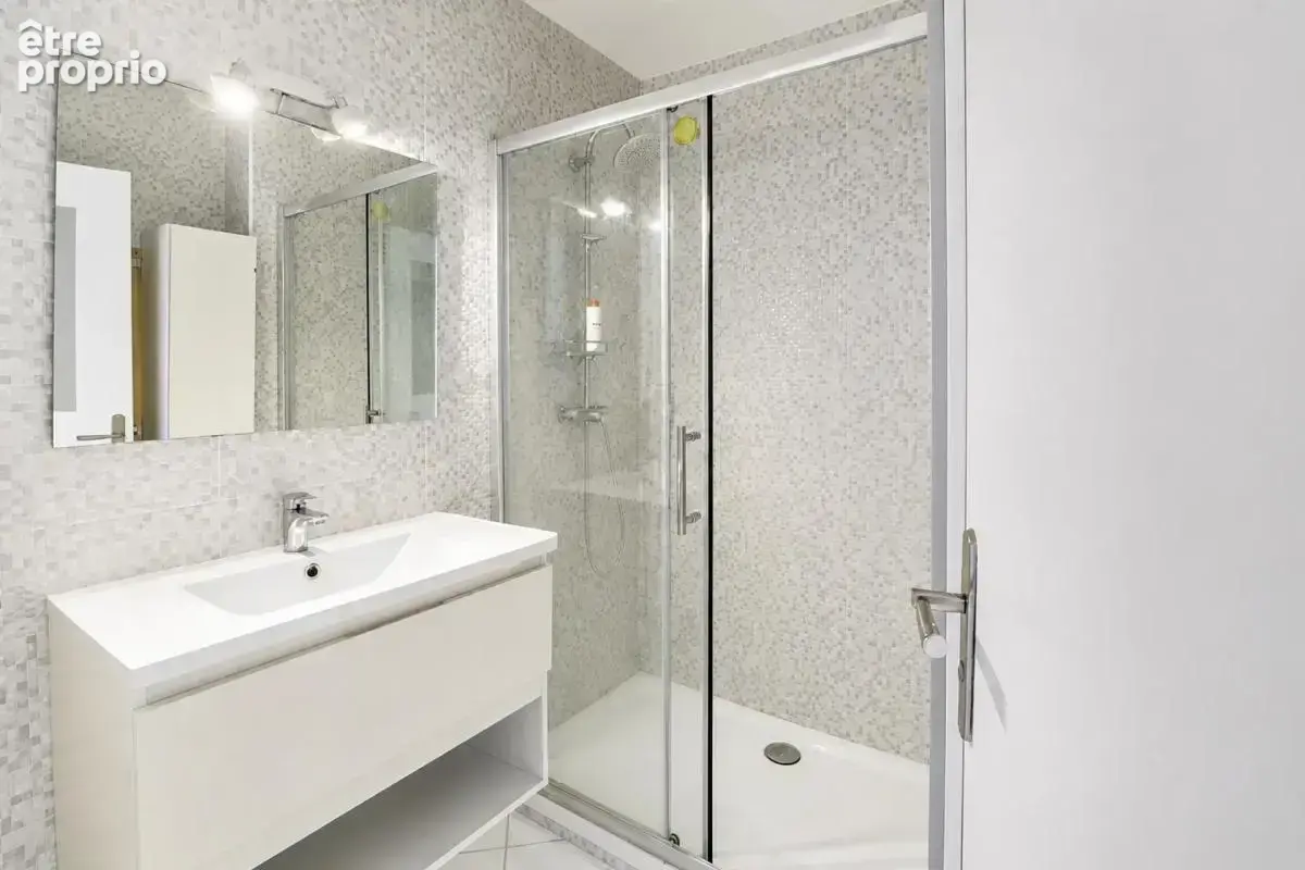 Bel appartement T3 avec loggia, cave et parking - photo 8