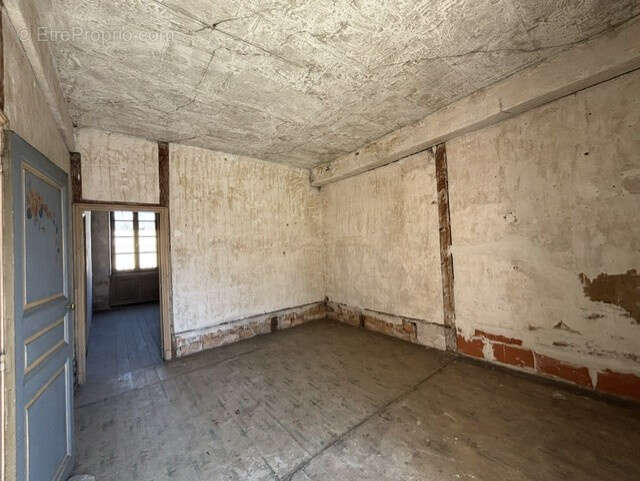 EXCLUSIVITE à AUTUN, Plateau de 65m2 en RDC à aménager avec garage et courette. - photo 3