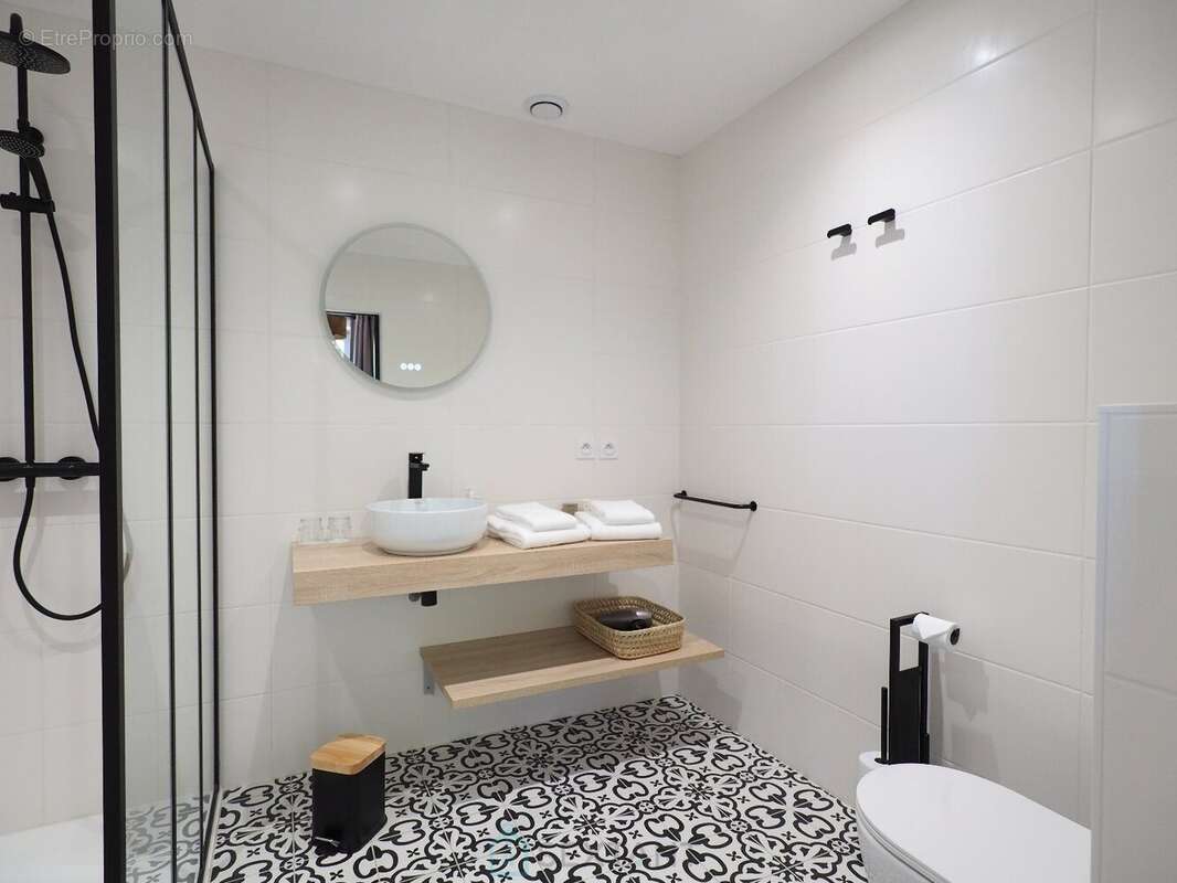 Un cadre atypique, une bâtisse en pierres récemment rénovée et équipée à neuf : Chambres d'hôtes, salle sports - fitness, espace - photo 8