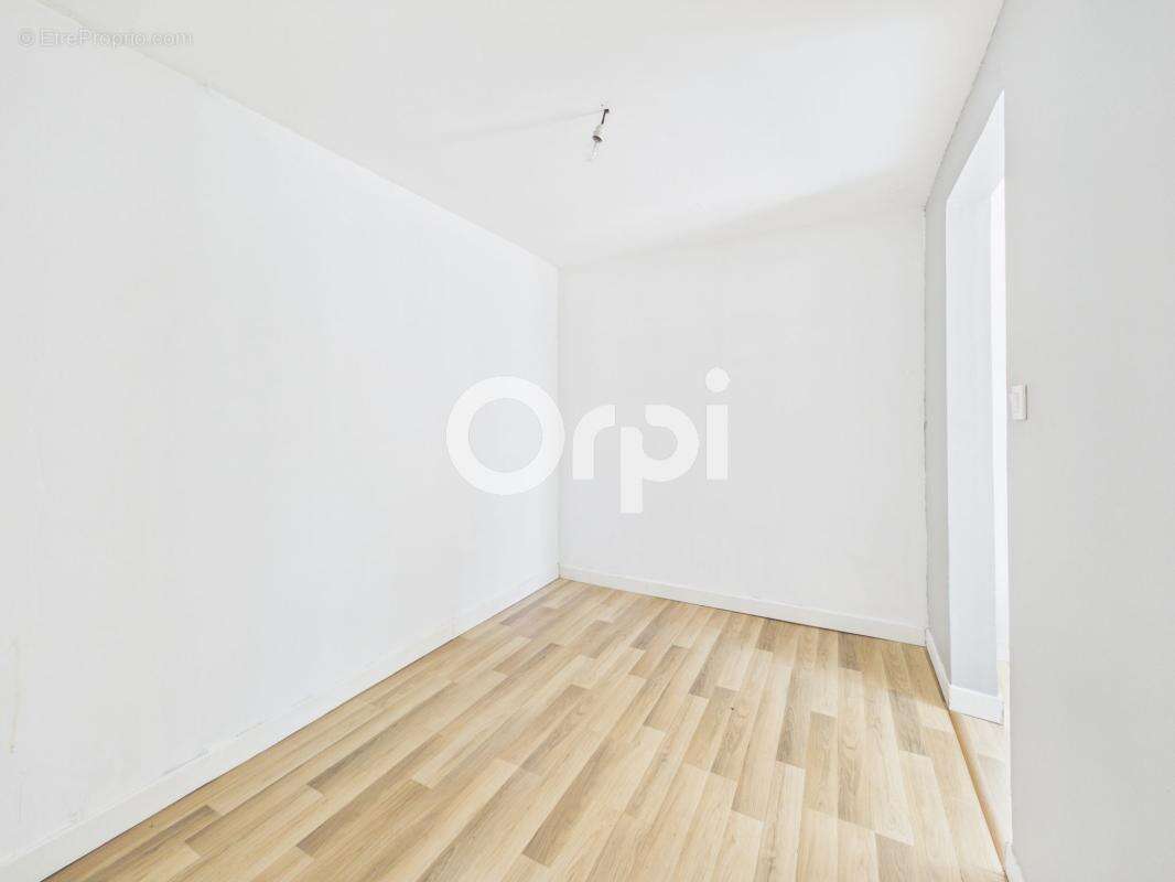 Opportunité à saisir ! appartement à rafraichir - t2bis - terrasse + cave + stationnement privatif + jardin - photo 8