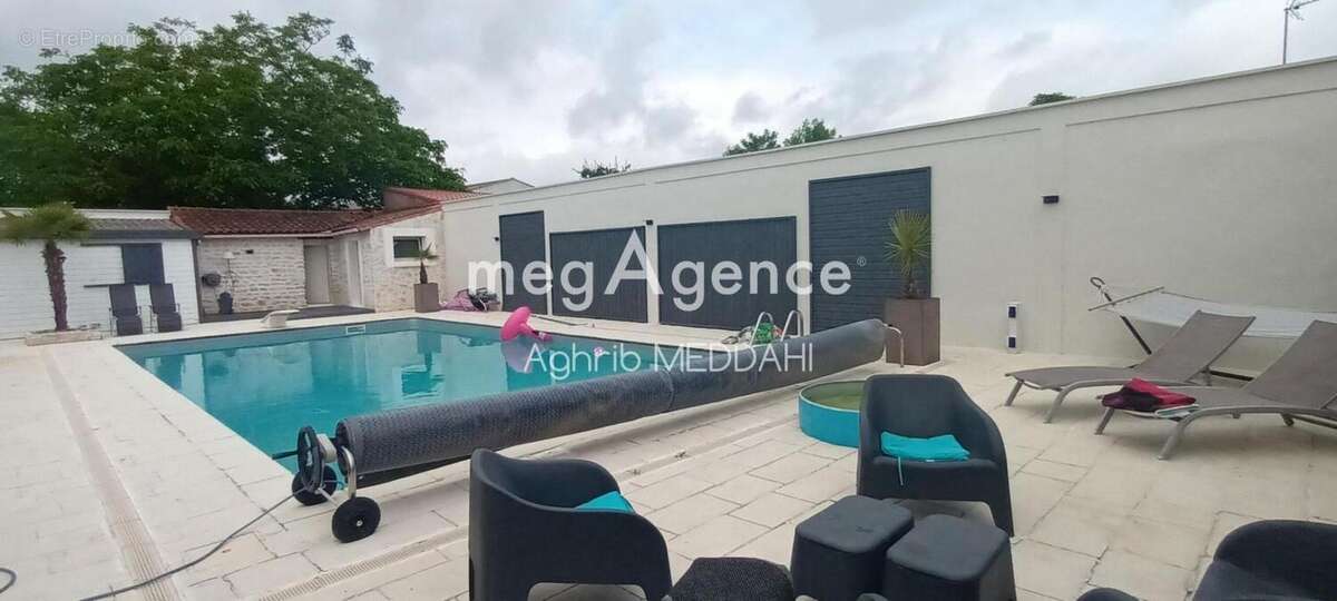 "À 10 minutes des plages de Royan, découvrez une authentique demeure de caractère offrant 6 chambres, piscine, studio indépendan - photo 2
