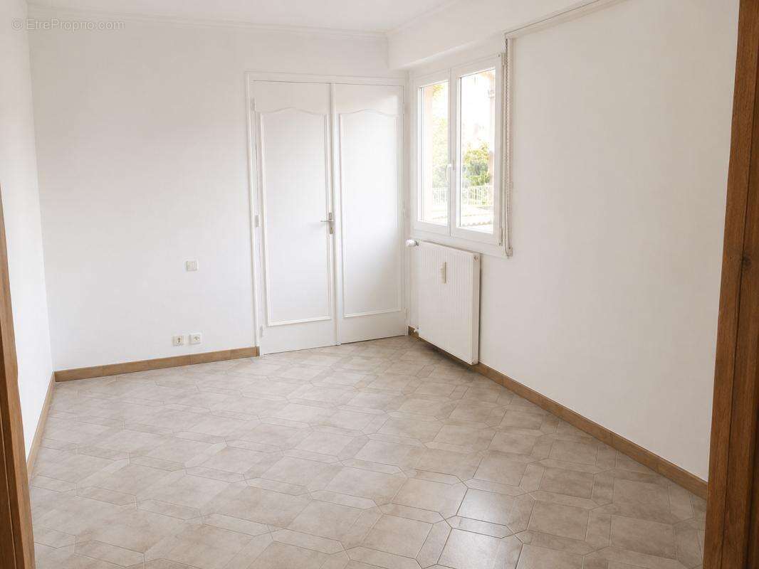 Appartement T3 de 75 m² avec balcon, garage et cave – Centre-ville de Vesoul - photo 3