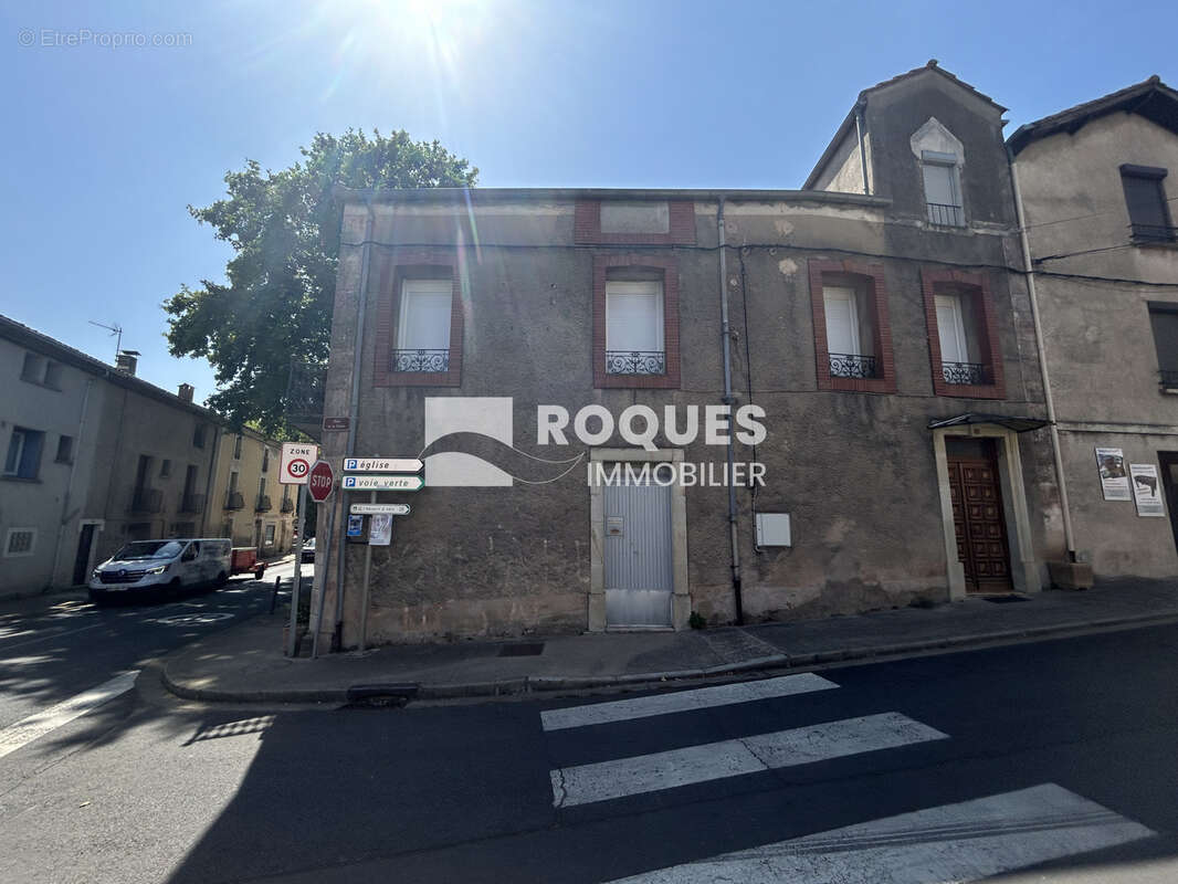 Au POUJOL SUR ORB , maison de village environ 150 m2 habitable divisé en 2 appartements, grand garage, et une - photo 2