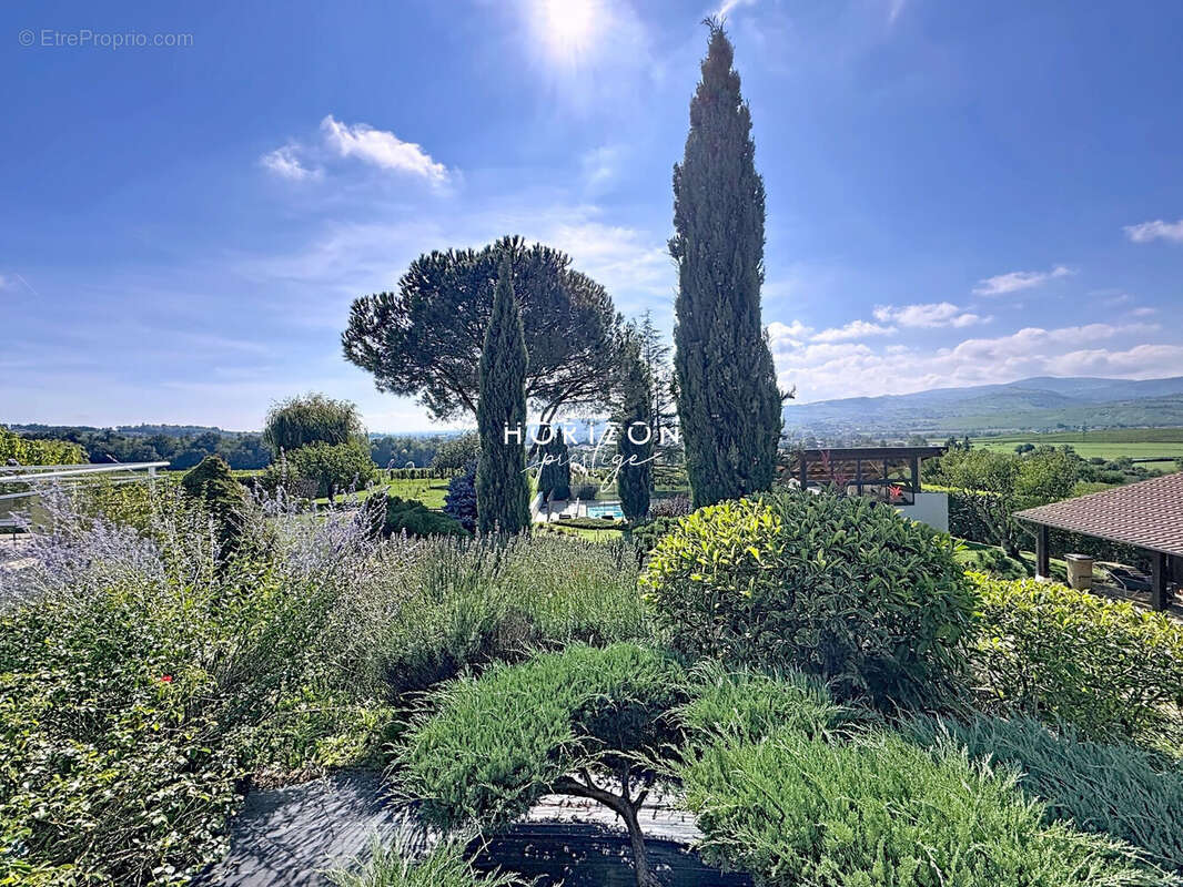 Maison à CHEVAGNY-LES-CHEVRIERES