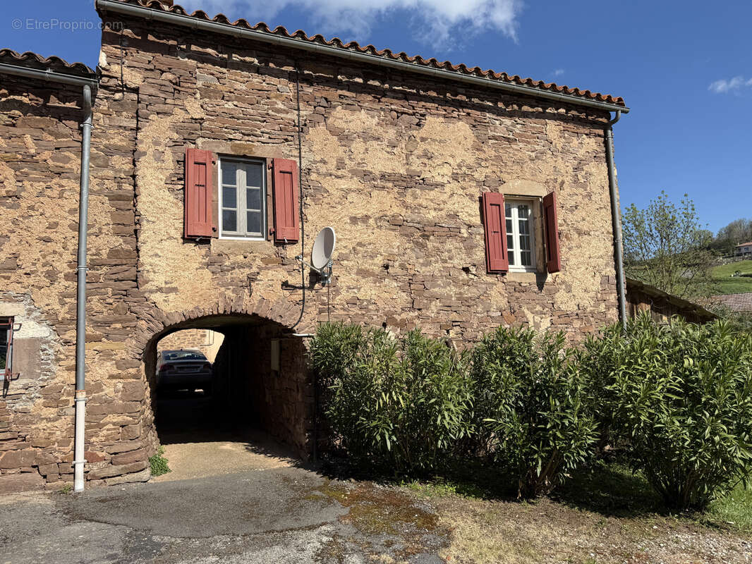 Maison à SAINT-VICTOR-ET-MELVIEU