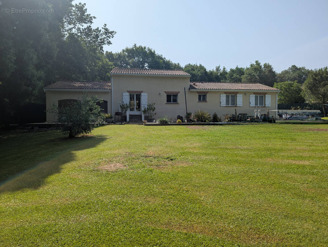 Maison à SAINTE-FOY-DE-PEYROLIERES