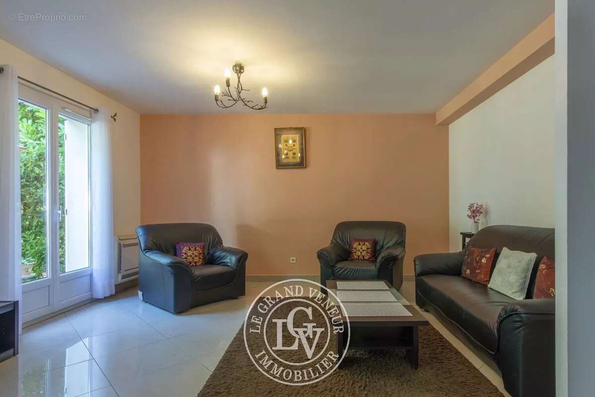 Maison à VENEUX-LES-SABLONS