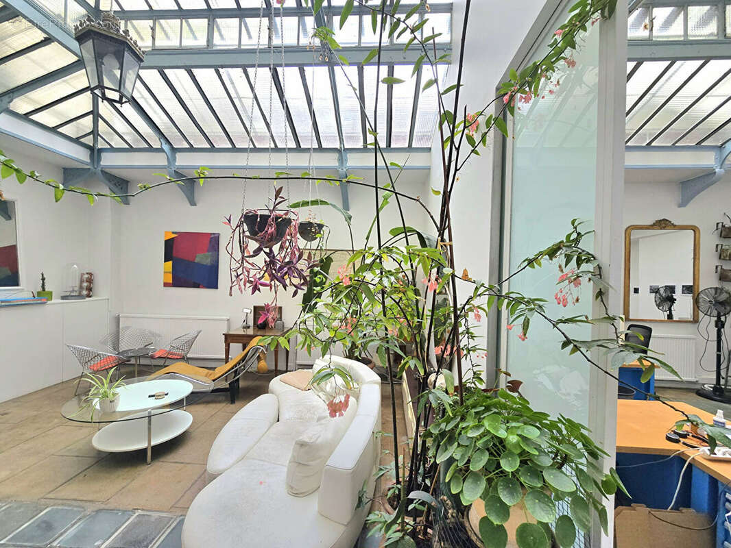 Paris Xème - Ancien atelier d'architecte sous verrière Eiffel ? Un écrin de lumière au coeur de Paris - APPARTEMENT ET LOCAL COM - photo 6