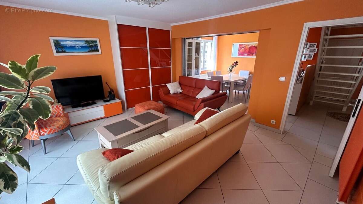 T5 / T6 à vendre à Annemasse-Romagny limite Ville-la-Grand Salon Salle à Manger - Appartement à ANNEMASSE