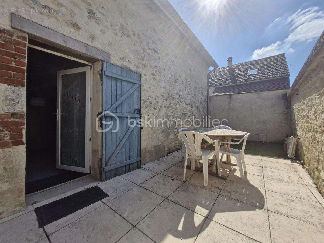 Charmante maison en pierres avec terrasse et jardin - photo 2