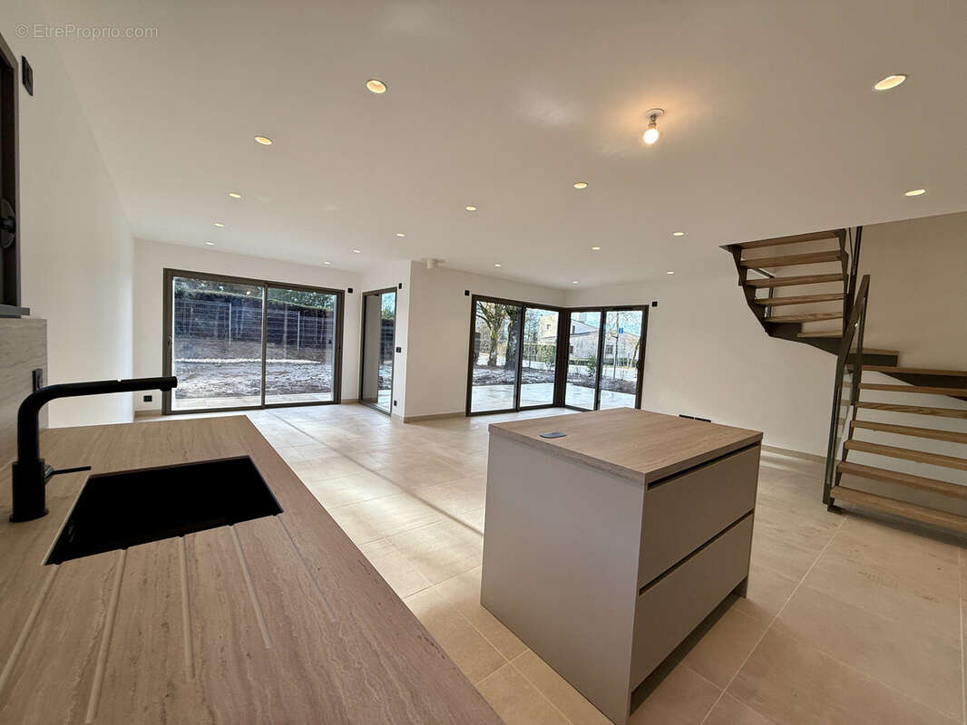 Maison à CRUSEILLES