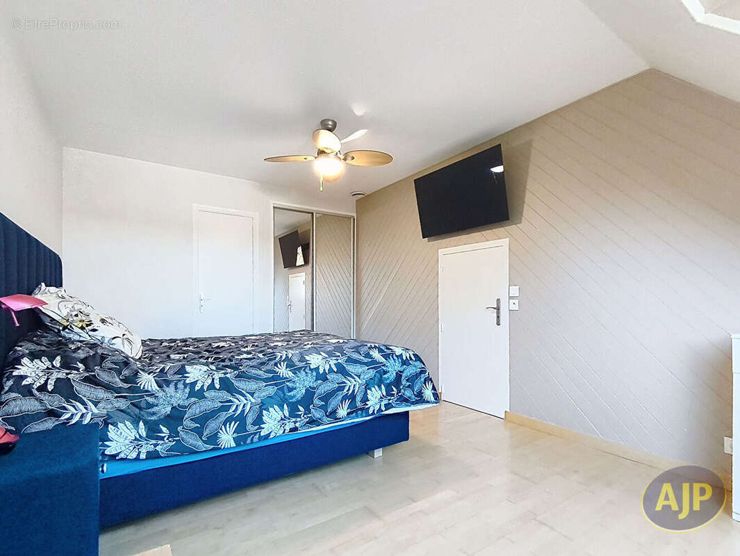 VITRE EN CAMPAGNE Maison  8 pièce(s) 257.84 m2 - photo 9