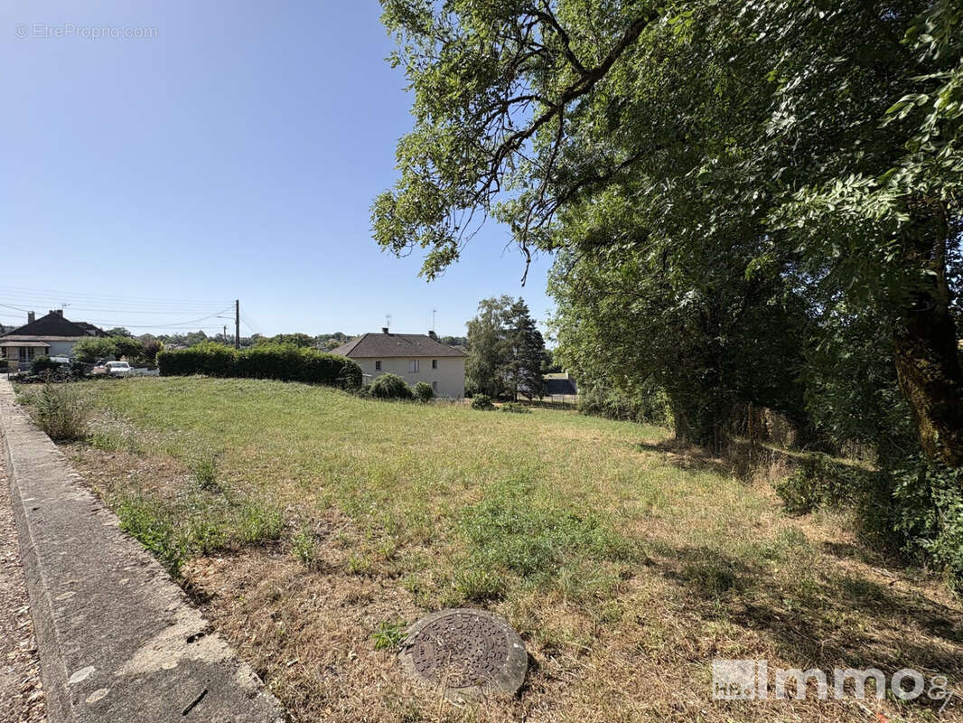 Terrain 764 m² à Thiviers  - photo 2