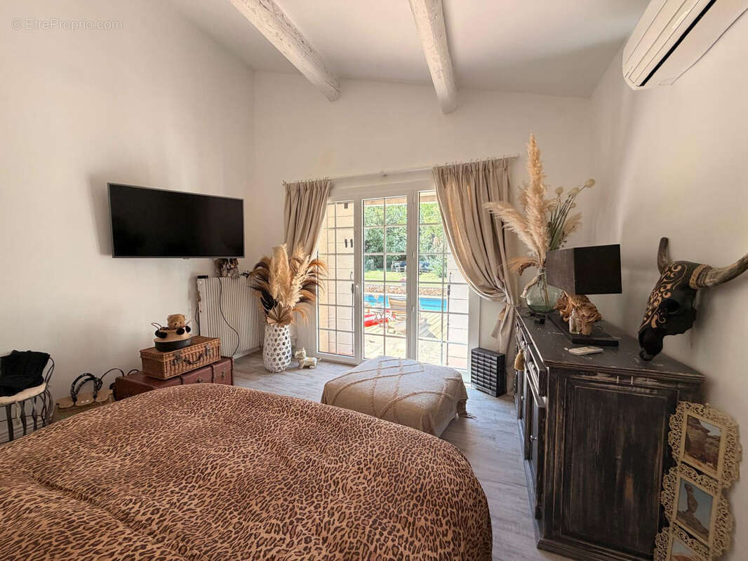 NIMES CAMPLANIER Superbe maison de plain pied,7 pièces de 250 m2 avec dépendance, jardin et piscine - photo 21