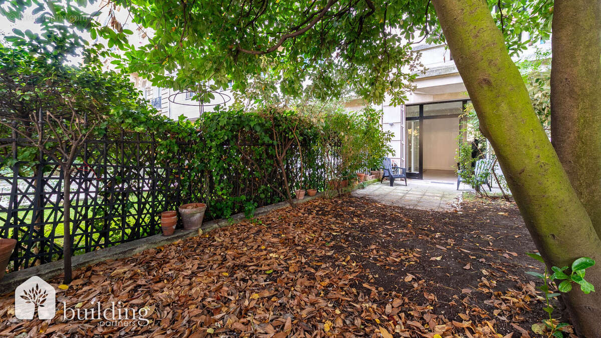 Paris 16ème-Avenue Henri Martin - 2 pièces avec jardin privatif et 3 m de hauteur sous plafond 34 m² avec 43 m² de jardin. - photo 12