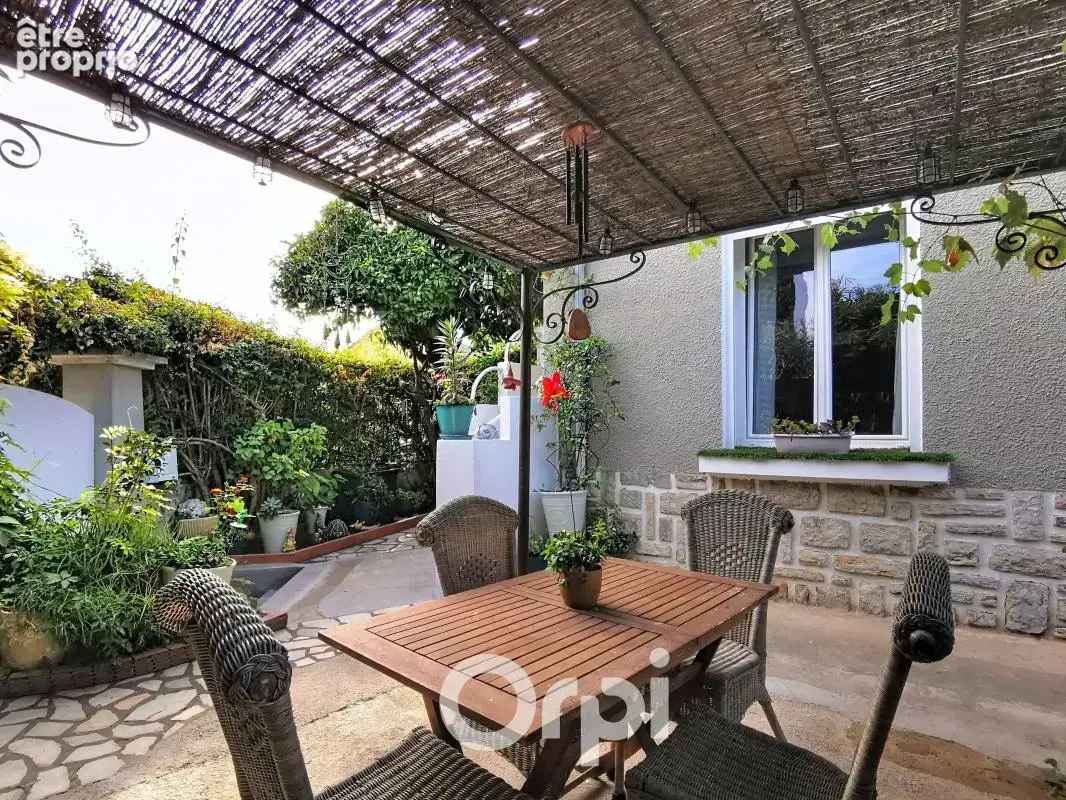 À Vendre Maison indépendante rénovée – 3 logements – Garage, piscine et stationnements – Toulon Ouest les Routes - photo 2