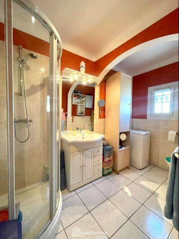 Salle d?eau agréable, bénéficiant d?une fenêtre apportant lumière naturelle et aération. - Maison à SAINTE-MAXIME