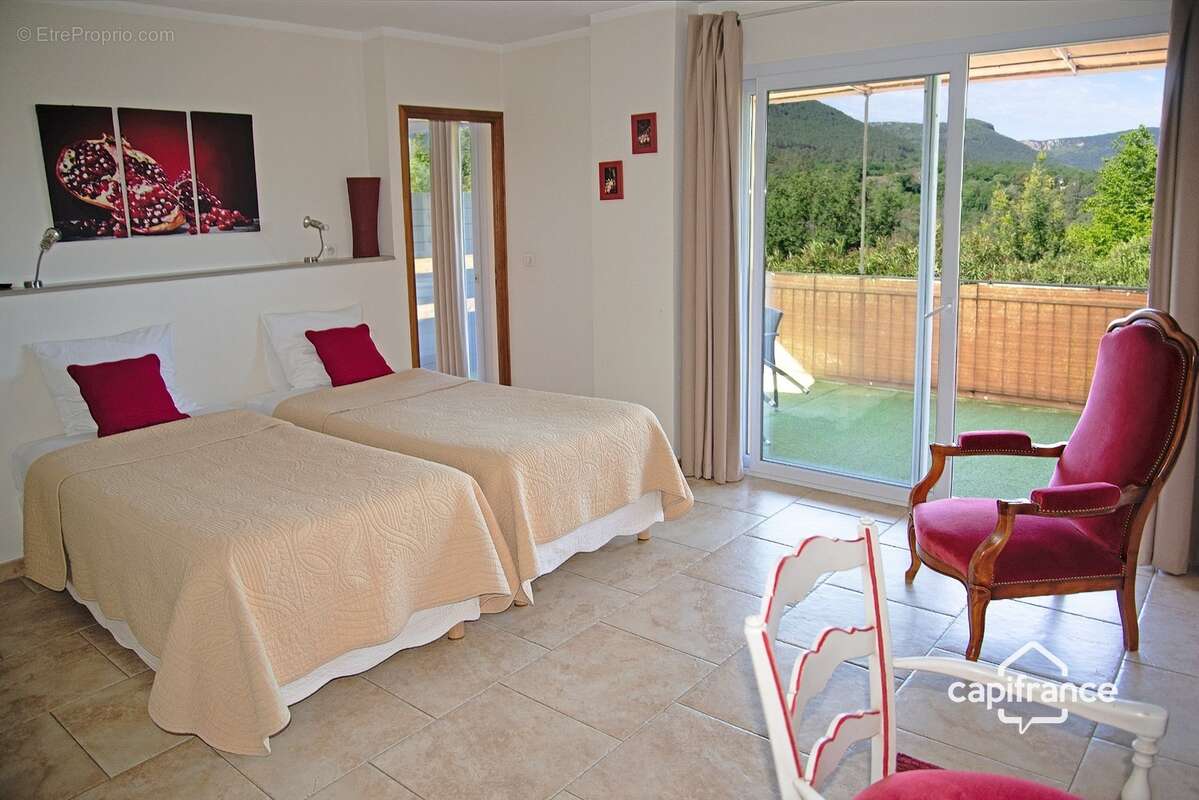 Maison d'hôtes de charme avec piscine à vendre à BAGNOLS EN FORET (83) - photo 15