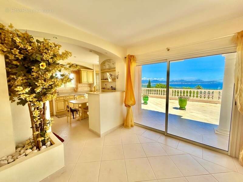Villa d’Exception à Saint-Aygulf – Vue Mer Panoramique & Cadre Unique - photo 7