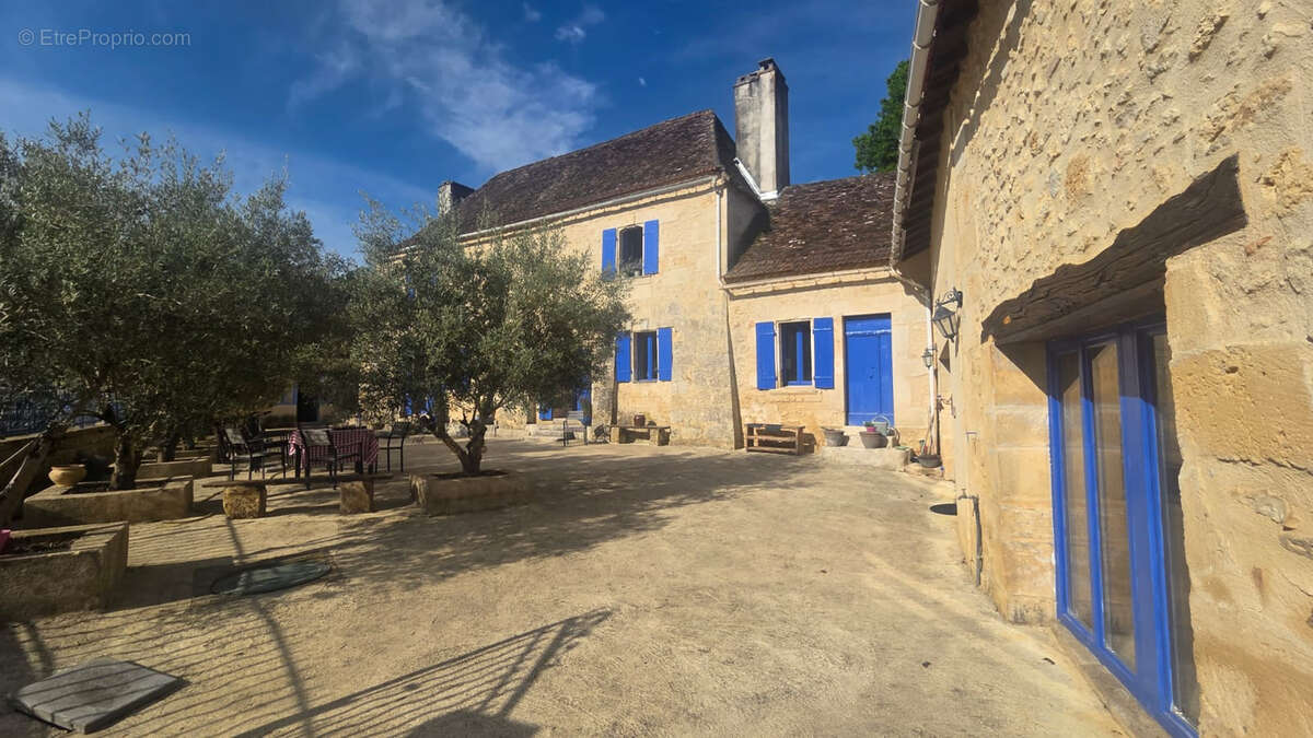 Ensemble de 3 maisons en pierre - photo 11