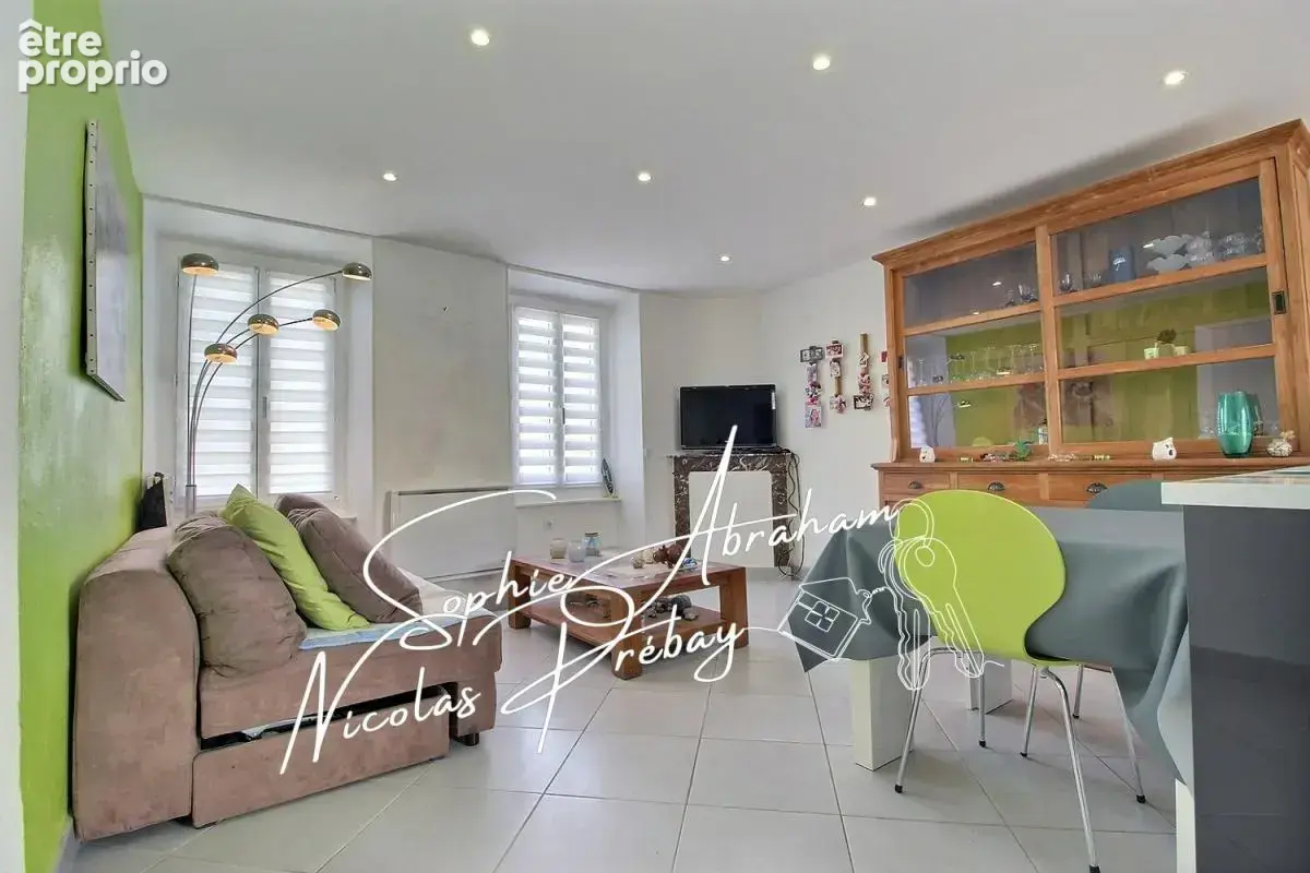 Maison en pierres avec cour close de murs et dépendances - photo 3