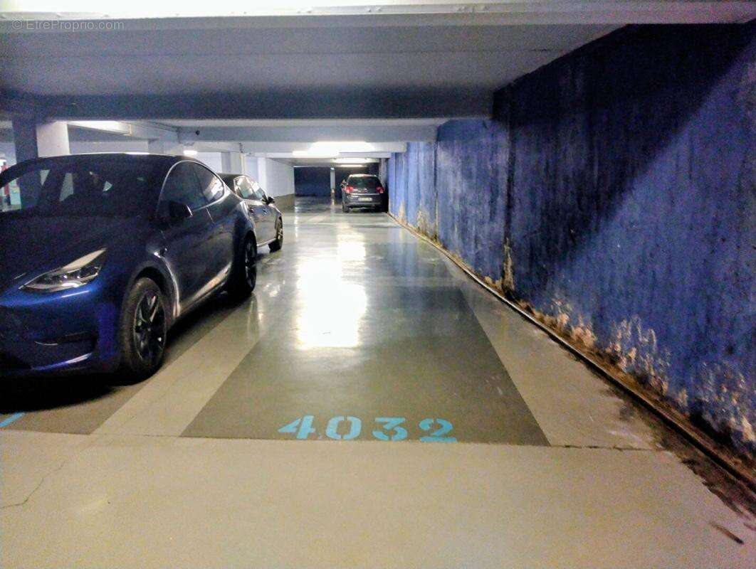 Parking à PARIS-16E
