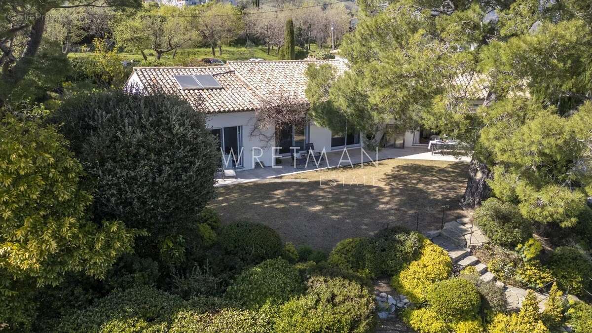 Maison à CHATEAUNEUF-GRASSE