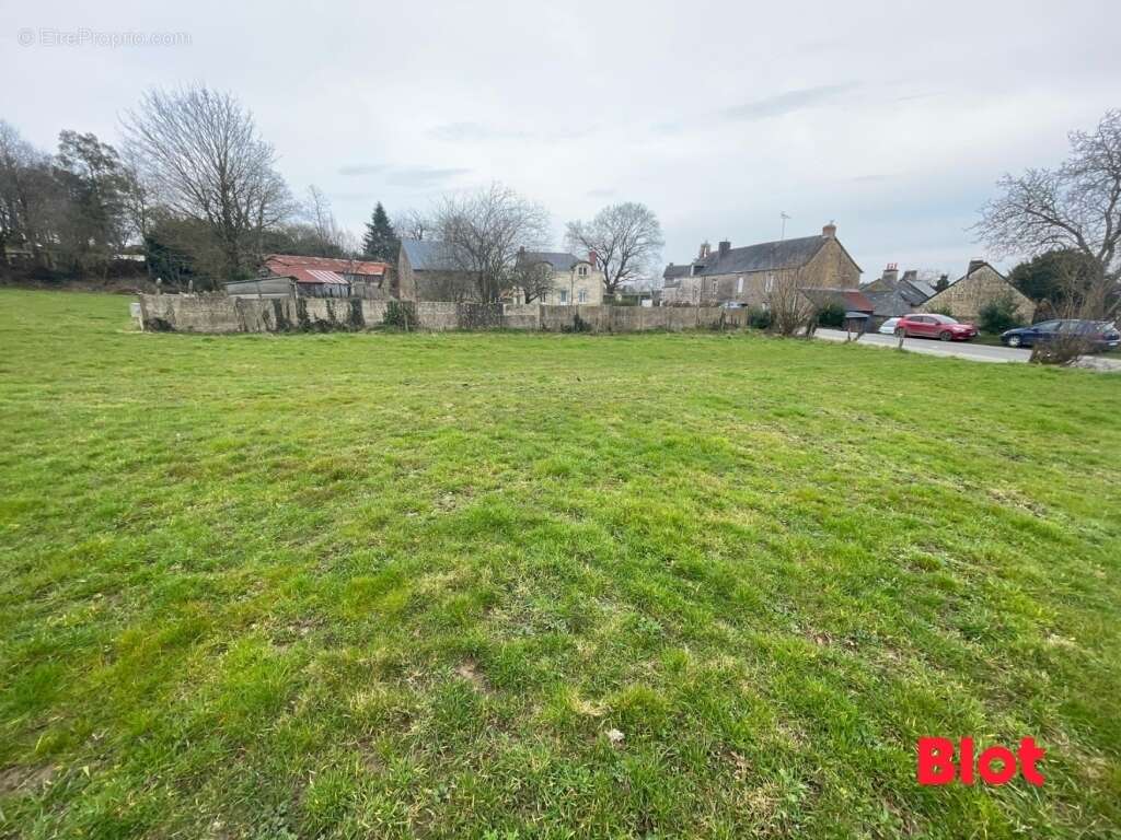 Terrain à LE PERTRE