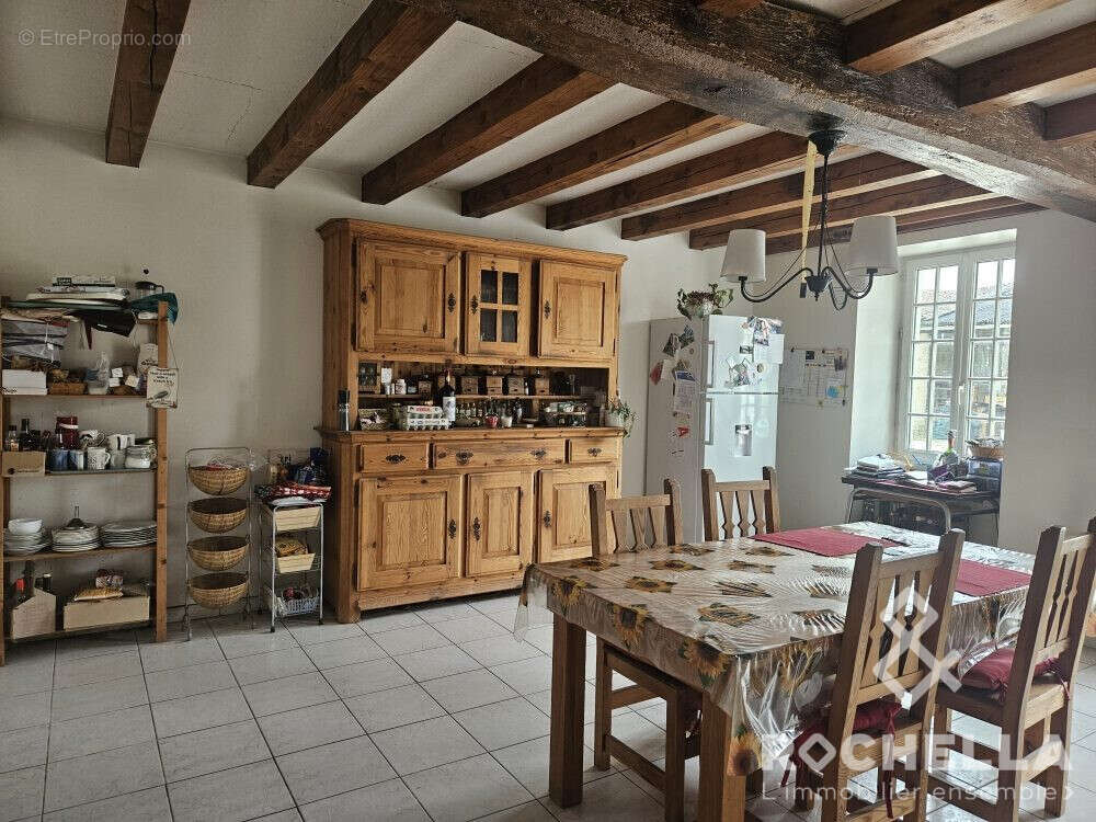 Maison 213 m² à Vergne  - photo 3