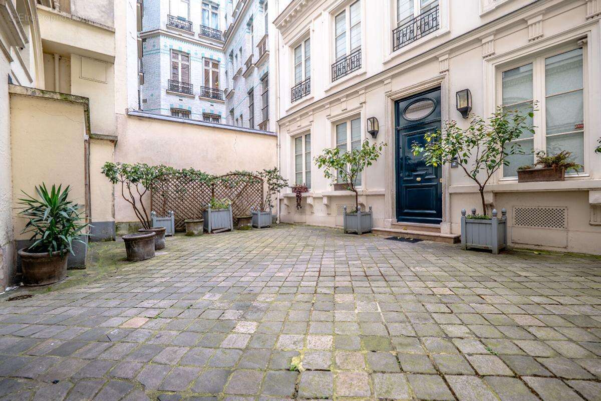 Paris 8-Dernier étage avec ascenseur à deux pas de l'Elysée-63M2 au sol-Appartement rénové et lumineux - photo 7
