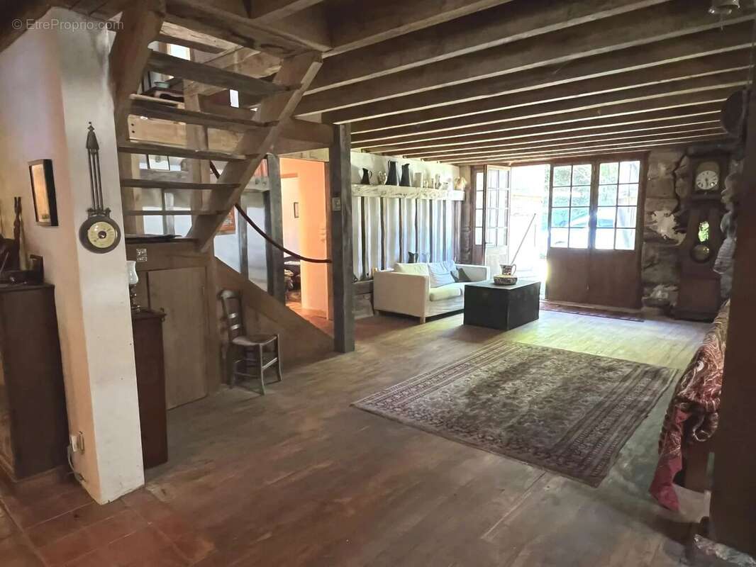 Maison en pierre de 300m² - 4 chambres et jardin joli - photo 2