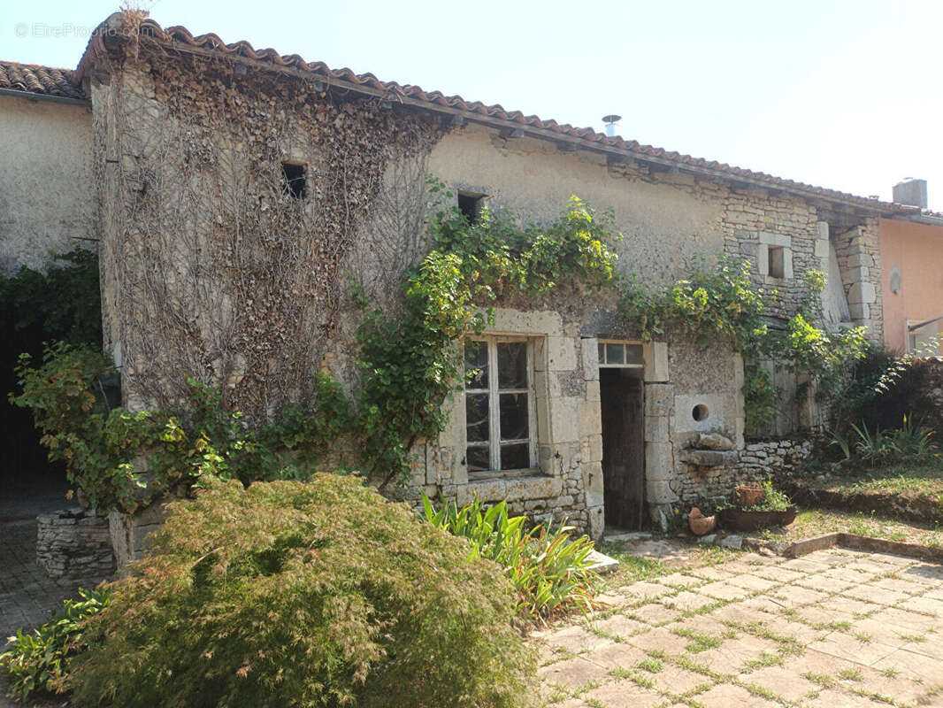 Maison à CHAMPAGNE-LE-SEC
