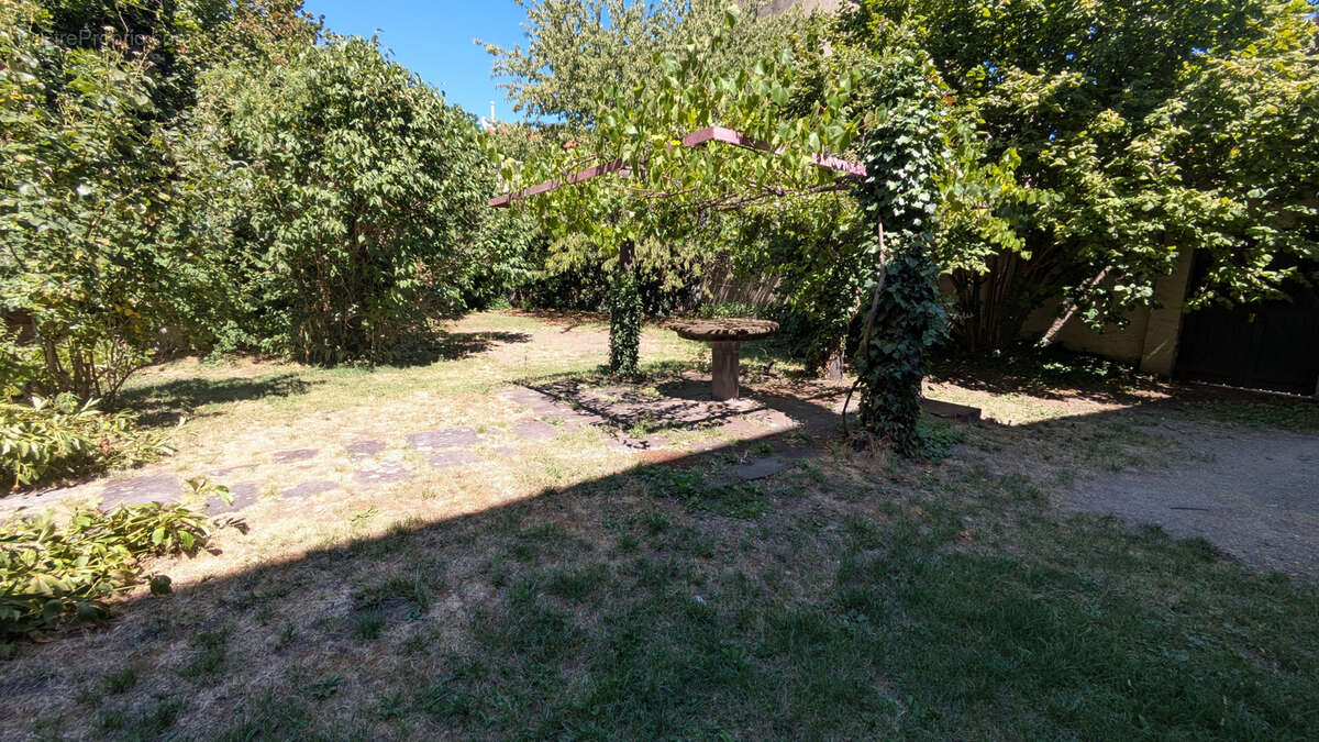Jolie et grande propriété sur RIOM - photo 3